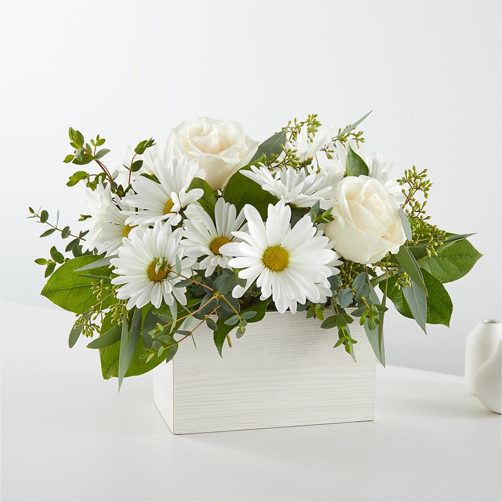 Fresh Linen Box Bouquet – KAREN'S AND TINA'S FLOWERS, Newmarket ON