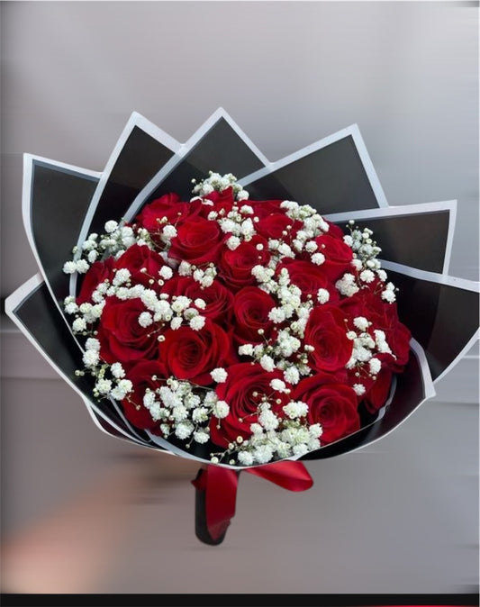 Le bouquet de roses royales attachées à la main