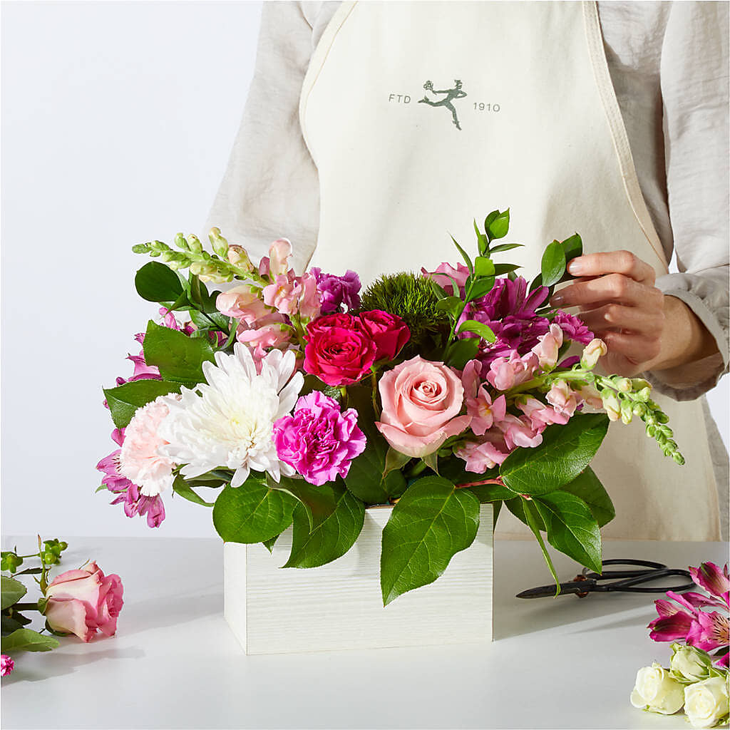Sweetberry Box – A Florist Original – KAREN'S AND TINA'S FLOWERS, Newmarket ON