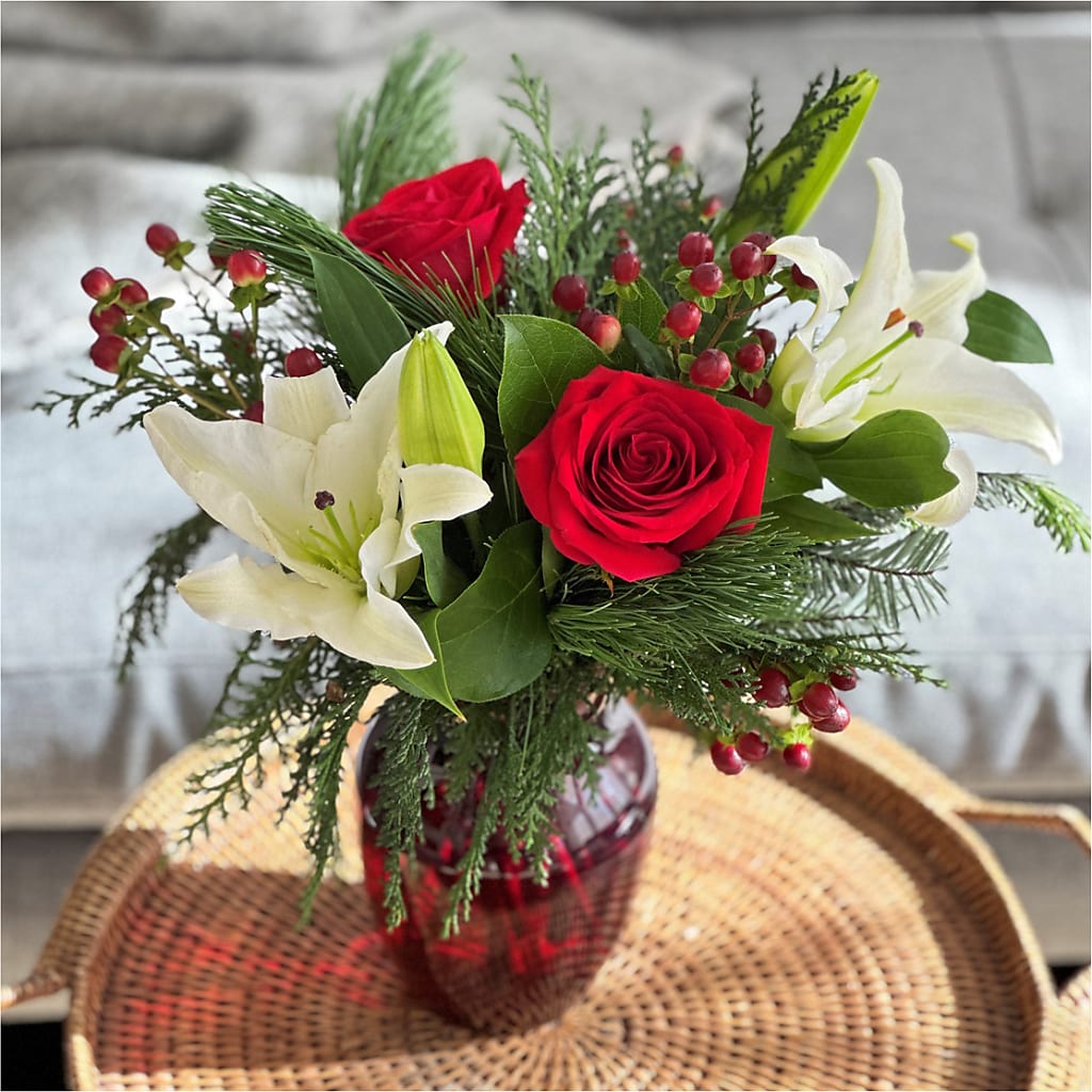 Evergreen Delight Bouquet – KAREN'S AND TINA'S FLOWERS, Newmarket ON